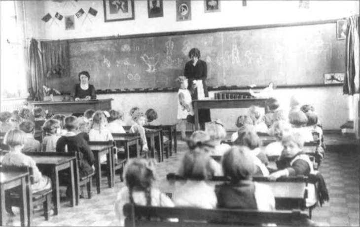 Image issue de : « Classe de l’école communale pour garçons de Plantis », dans JOURET, Alain, Dour, Bruxelles : Alan Sutton, 1999, p. 23, coll. Mémoire en images.